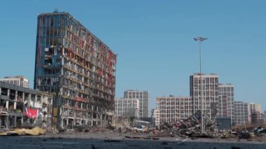 UKRAINE, KYIV, 25 Mart 2022: Rus füzesi 20 Mart 2022 tarihinde Kyiv şehrinin yerleşim alanındaki alışveriş ve eğlence merkezi Retroville 'i tahrip etti. Bombalamadan sonra. Rus saldırganlığı. Ukrayna 'da Savaş
