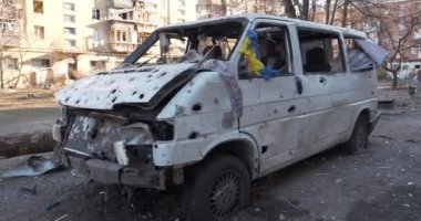 KYIV, UKRAINE, 20 Mart 2022: Rus füzesi 18 Mart 2022 tarihinde Kyiv 'de beyaz minibüsü ve bitişik evleri tahrip etti. Rus saldırısı, bombalamadan sonra, Ukrayna 'da savaş. Sinema 4K 60fps video