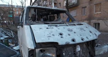 UKRAINE, KYIV, 20 Mart 2022: Rus füzesi 18 Mart 2022 tarihinde Kyiv 'de beyaz minibüsü ve bitişik evleri tahrip etti. Rus saldırısı, bombalamadan sonra, Ukrayna 'da savaş. Sinema 4K 60fps video
