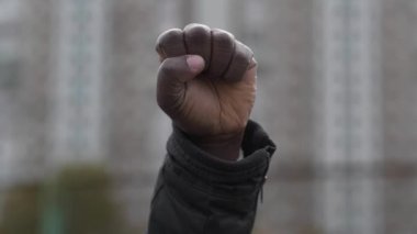 Protesto etmek için zenci yumruğunu kaldırdı. Afro-Amerikan 'ın yumruğu, sosyal adalet ve ırkçı adaletsizliği protesto eden barışçıl bir protesto. Siyahların hayatları önemlidir, BLM. ABD 'de ırkçılığa karşı toplu protesto