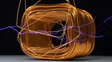 Tek aşamalı transformatör ve çatallı yıldırımın bakır sarmalı. Kimyasal element - bakır veya cuprum, demir olmayan metal