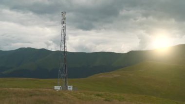 Dağlardaki baz istasyonu. 4K 60fps zaman ayarlı panoramik video