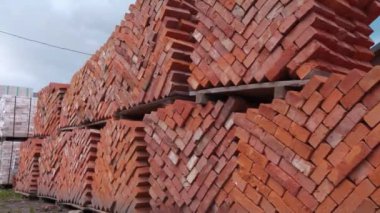 Açık hava inşaat süpermarketinde yığınla kırmızı tuğla.
