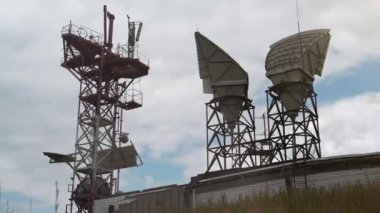 Anten kulesi ve bulutların arkasında iki büyük boynuz anteni.