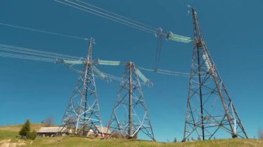 Büyük elektrik iletim kuleleri ve hatları