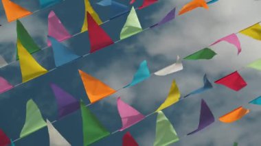 Yavaş Hareket Çok renkli bayraklar rüzgarda dalgalanıyor.