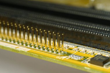 Elektronik bileşenleri, dirençleri, bağlantı terminalleri 520 olan bilgisayar mikro devresi