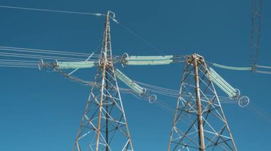 Büyük elektrik iletim hatları