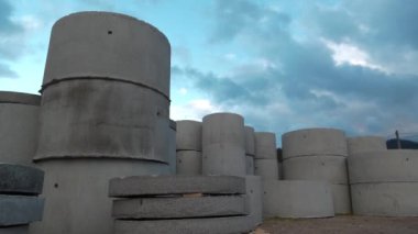 Büyük inşaat süpermarketlerinde inşaat malzemeleri ve beton ürünler