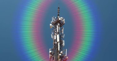 Büyük baz istasyonundan elektromanyetik radyasyon, frekans spektrumu. Cep telefonu iletişimi, televizyon, internet, radyo antenleri. Mavi arka planda iletişim kulesi anteni. Sinema 4K videosu