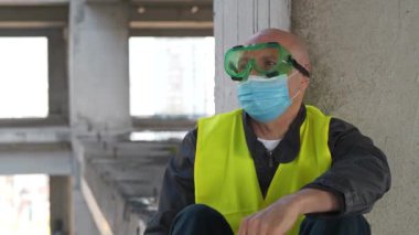 İnşaat işçisi kaskını, gözlüklerini, koruyucu maskesini çıkardı ve derin bir nefes aldı, özgürce nefes aldı.