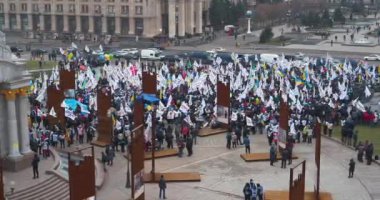 KYIV, UKRAINE, 22 ARALIK 2020: Meydan Nezalezhnosti, Kyiv, Ukrayna 'daki haksız yasalara karşı bireysel girişimcilerin protesto mitinginde bayraklı kalabalık. Sinema 4K 60 fps sesli video
