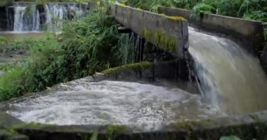 Doğal çevre dostu çamaşır makinesi, deterjansız büyük maddelerin yıkanması, güçlü nehir suyu akışı, Ukraynaca: Valilo. Sinema 4K 60fps Görüntüyü büyüt