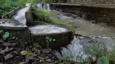 Doğal çevre dostu çamaşır makinesi, deterjansız büyük maddelerin yıkanması, güçlü nehir suyu akışı, Ukraynaca: Valilo