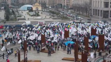 KYIV, UKRAINE, 22 ARALIK 2020: Kyiv şehrinin merkezi, Ukrayna 'nın başkenti Meydan Nezalezhnosti' nin yeni haksız yasalarına karşı girişimcilerin protesto toplantısı
