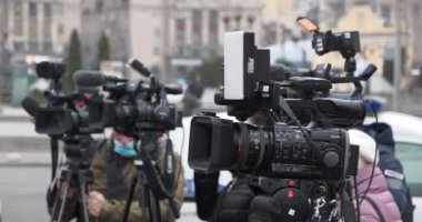 KYIV, UKRAINE, 22 Aralık 2020: Meydan Nezalezhnosti, Kyiv, Ukrayna 'da özel girişimcilerin protesto mitinginde tripodlarda kameralı video operatörleri. Sinema 4K 60fps video