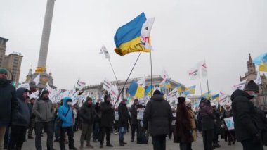 KYIV, UKRAINE, 22 ARALIK 2020: Ukrayna 'nın başkenti Kyiv' in merkezi olan Meydan Nezalezhnosti 'nin yeni haksız yasalarına karşı girişimcilerin protesto toplantısı. 4K Yavaş Hareket videosu