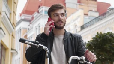 Bisikletli kurye akıllı telefonundan sipariş alır, koruyucu maske takar ve bisiklete biner.