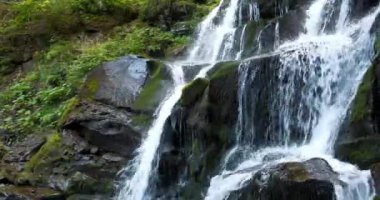 Temiz şelale suyu. Sinema 4K 60fps panoramik video