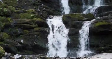 Dağlarda güzel bir şelale, Karpat Dağları 'nın vahşi doğası, Batı Ukrayna. Sinema 4K 60fps video