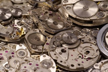 Saat mekanizması ayrıntıları ve parçalar, makro çekimler. Vitesi ve dişlisi olan eski mekanik saatler. Saat ya da saat mekanizması, yakın çekim. Zaman ya da onarım kavramı 