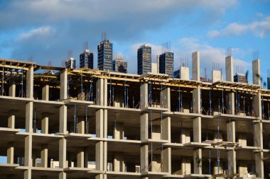 Konutun tamamlanmamış inşaatı. İnşaat halindeki yeni beton bina, beton yapı