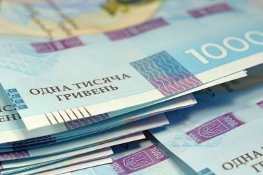Banknotlar 1000 Hryvnia. Mavi sarı renkli gerçek Ukrayna kağıt parası. Bir mezhebe ait Ukrayna banknotları