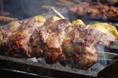 İştah açıcı şiş kebap. Şiş kebap ızgarada ızgara. Mangalda kömürde farklı etler pişirilir.