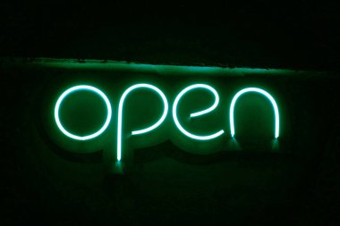 Üzerinde yazı olan yeşil neon gece tabağı. Açık.