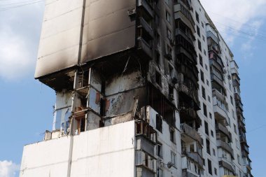Bir apartman dairesinde gaz patlaması sonrası hasar. Ukrayna 'nın başkenti Kyiv' de gaz ocaklı bir ev. Korkunç bir trajedi. Gaz sızıntısı ve patlama oldu.
