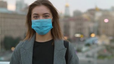 Mavi tıbbi koruyucu maskeli genç kadın kameraya bak. Covid konsept sağlık ve güvenlik, N1H1 koronavirüs karantinası, bir sonraki dalga covid virüs koruması