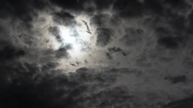 4K Timelapse Kara bulutlar ve arkalarında beyaz güneş