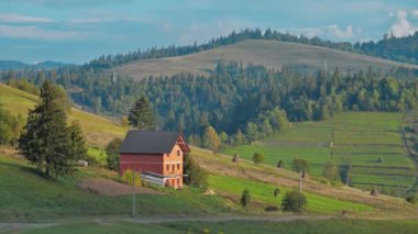 4K Timelapse Ukrayna 'daki güzel Karpat Dağları' ndaki Bitmemiş Yalnız Kulübe
