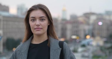 Genç bayan kameraya bak. Sinema 4K 60fps video