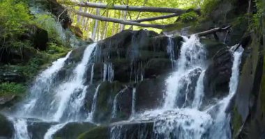 Dağlarda güzel bir şelale, Karpat Dağlarının vahşi doğası. Sinema 4K 60 fps sesli video