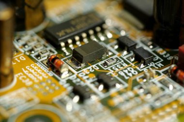 Elektronik bileşenleri, dirençleri ve bağlantı terminalleri olan bilgisayar mikro devresi