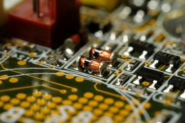 Elektronik bileşenleri, çipleri, dirençleri, bağlantıları olan bilgisayar mikro devresi 6
