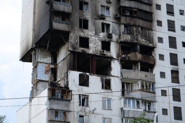 Gaz sızıntısı ve patlama sonucu birkaç apartman dairesi yıkıldı.