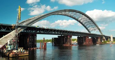 Ukrayna 'nın başkenti Kyiv' de Dinyeper Nehri üzerinde yeni bir köprü inşa edildi.