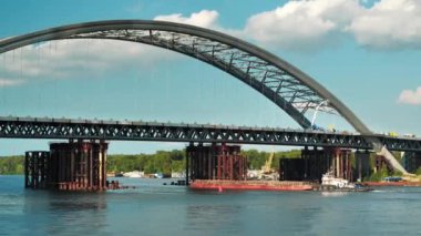 Ukrayna 'nın başkenti Kyiv' de Dinyeper Nehri üzerinde yeni bir köprü inşa edildi.
