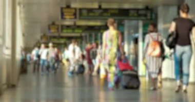 Anonim insanlar tren istasyonunun girişinde yürürler.
