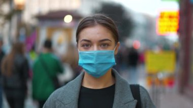 Slow Motion Young adlı turist kalabalık bir caddede koruyucu maske takıyor. Covid konsept sağlık ve güvenlik, N1H1 koronavirüs karantinası, ikinci dalga covid virüs koruması