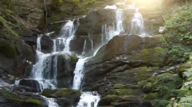 Güzel şelale ve güneş Karpat Dağları, Ukrayna