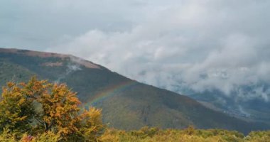 Sinema 4K Zaman Çizelgesi Dağlarda güzel gökkuşağı ve bulutlar