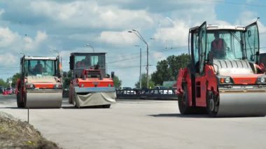 KYIV, UKRAINE, 29 Haziran 2020: Ukrayna 'nın başkenti Kyiv' deki Stepan Bandera Bulvarı 'nda yol silindirleri
