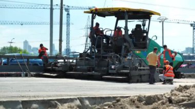KYIV, UKRAINE, 30 Haziran 2020: Ukrayna 'nın başkenti Kyiv' deki Stepan Bandera Caddesi 'nde asfalt yerleştirme makinesi ve yol çalışmaları