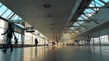 KYIV, UKRAINE, 21 AĞUSTOS 2020: Kyiv-Pasazhyrskyi tren istasyonundaki Geri Zaman Zamanlaması İnsanları