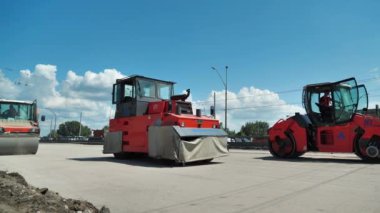 KYIV, UKRAINE, 19 Haziran 2020: Ukrayna 'nın başkenti Kyiv' deki Stepan Bandera Bulvarı 'nda yol silindirleri