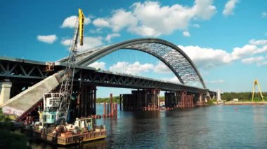 KYIV, UKRAINE, 27 Haziran 2020: Ukrayna 'nın başkenti Kyiv' de Dinyeper Nehri üzerinde yeni büyük bir köprü inşa edilmesi