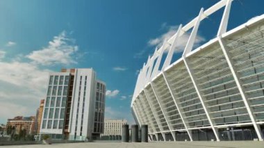 KYIV, UKRAINE, 28 Temmuz 2020: 4K Timelapse Olimpiyat Ulusal Spor Kompleksi, Ukrayna 'nın başkenti Kiev' deki Olimpiyat Stadyumu olarak da bilinir.